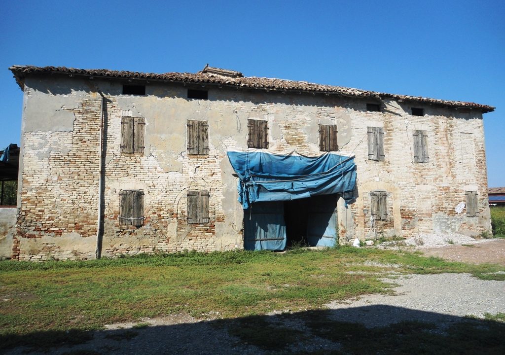 esterno casa in campagna da ristrutturare Parma