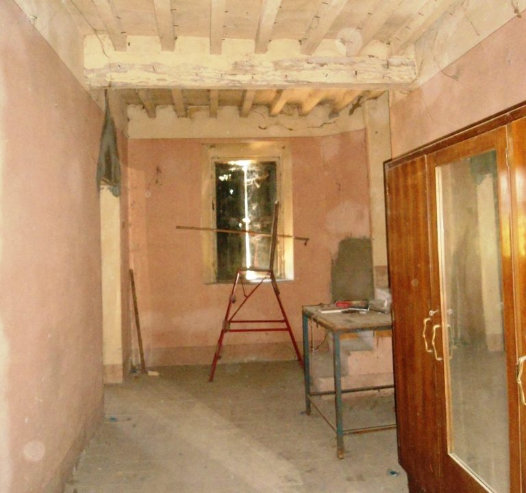stanza casa in campagna da ristrutturare Parma