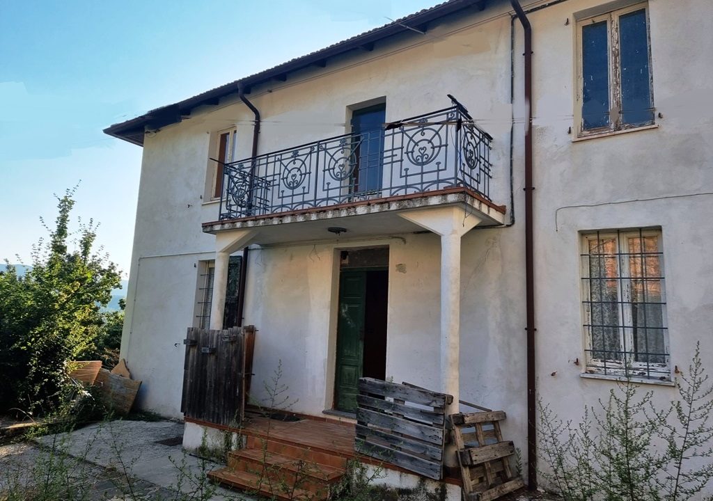 facciata casa in montagna Corniglio