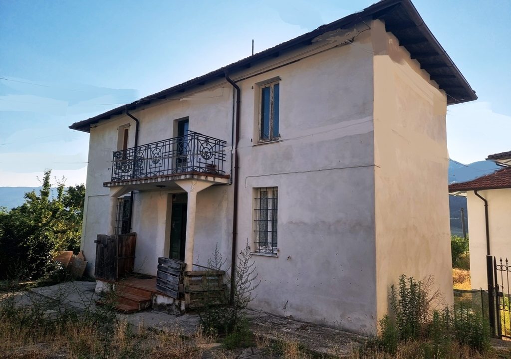 facciata casa in montagna Corniglio