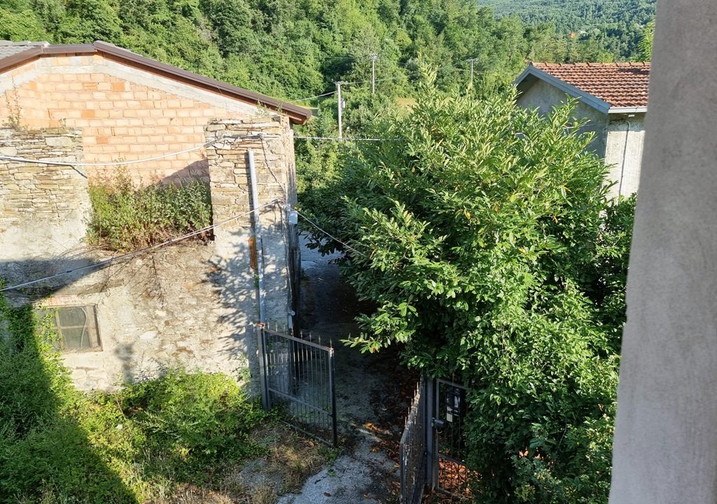 ingresso casa in montagna Corniglio