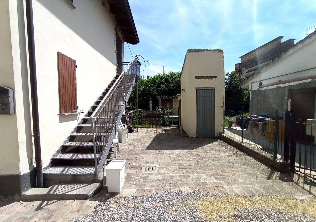 cortile bilocale Mezzano Superiore