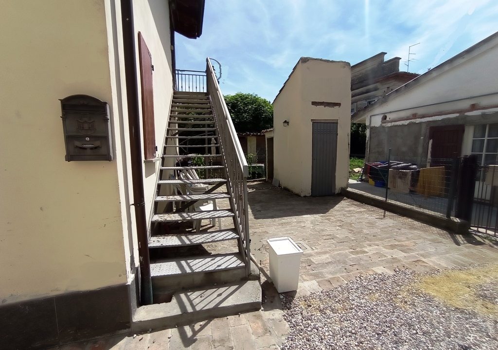 cortile bilocale Mezzano Superiore