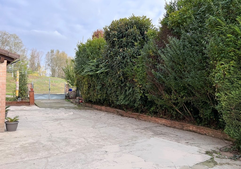 cortile casa ristrutturata Mezzano Superiore