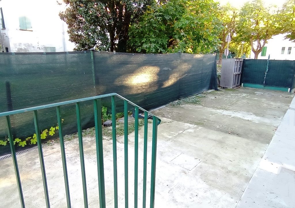 cortile negozio in affitto Mezzano Inferiore