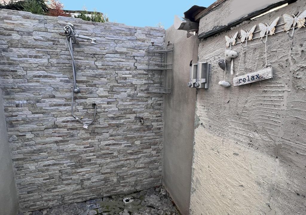 doccia esterna casa ristrutturata Mezzano Superiore