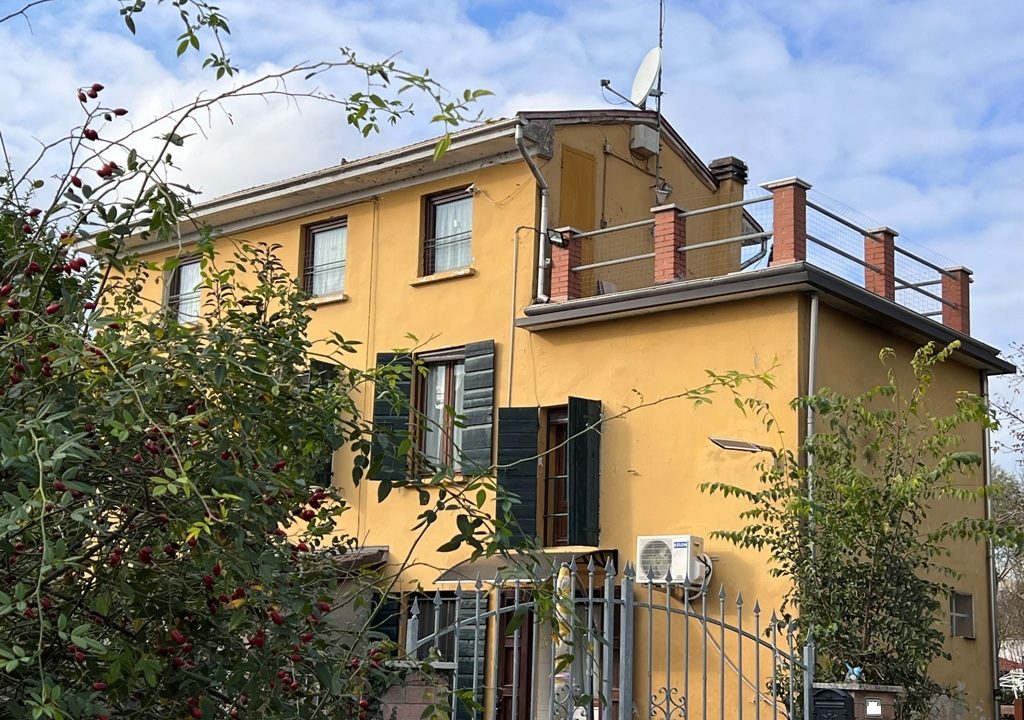 facciata casa ristrutturata Mezzano Superiore