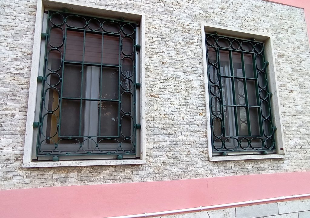 finestre negozio in affitto Mezzano Inferiore