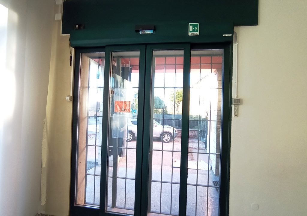 porta ingresso negozio in affitto Mezzano Inferiore
