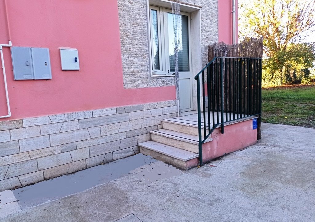 porta retro negozio in affitto Mezzano Inferiore