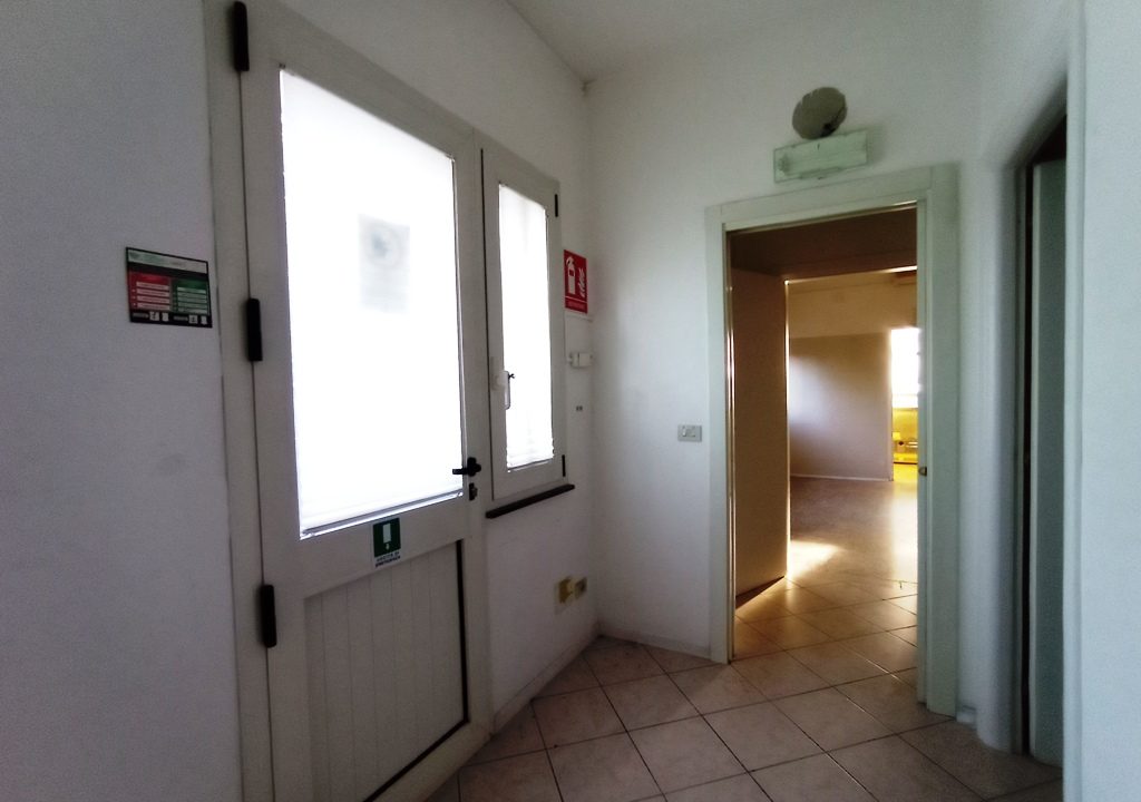 uscita retro negozio in affitto Mezzano Inferiore