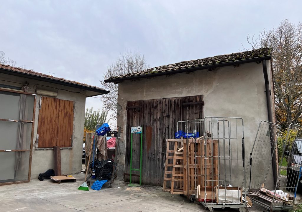 cortile negozio Casale di Mezzani