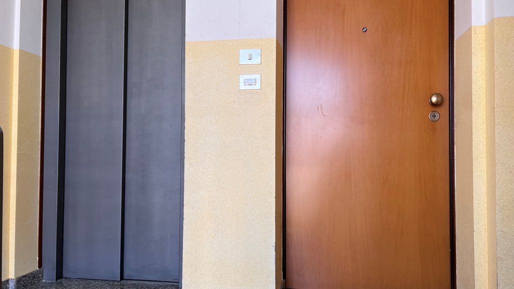 porta d'ingresso appartamento con mansarda Colorno