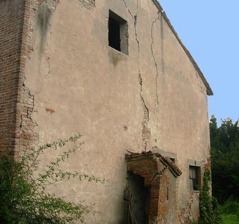 edificio collabente terreno edificabile Colorno campagna