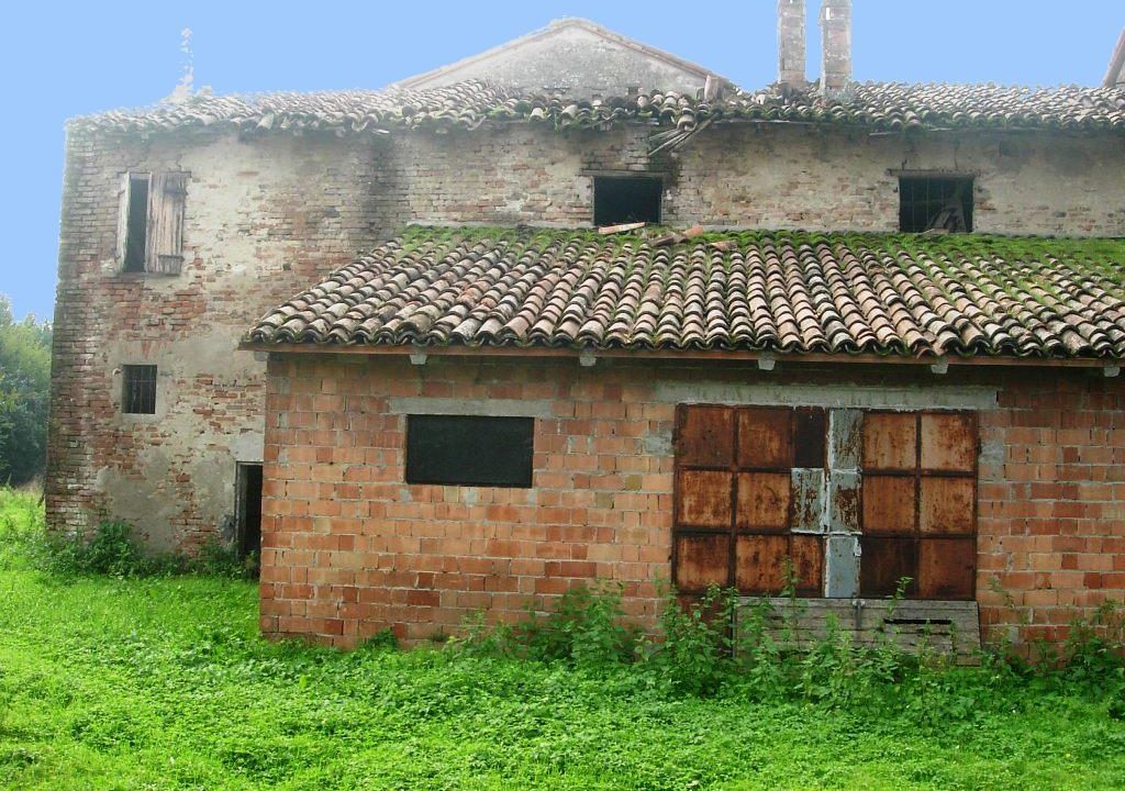 edificio collabente terreno edificabile Colorno campagna