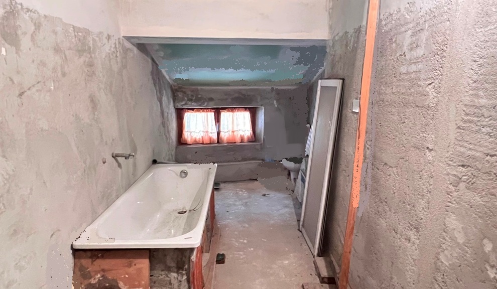 bagno sottotetto casa in centro a Sissa