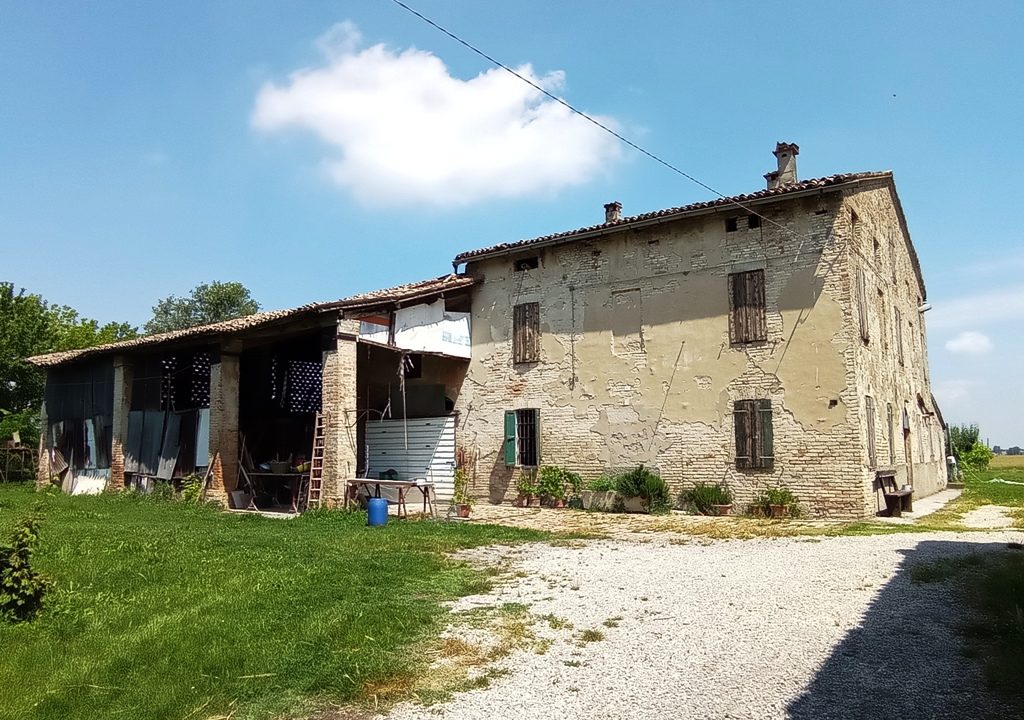 esterno casa da ristrutturare Parma nord