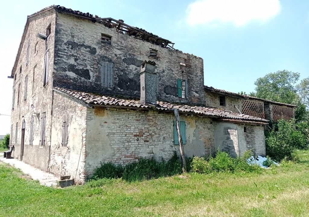 esterno casa da ristrutturare Parma nord