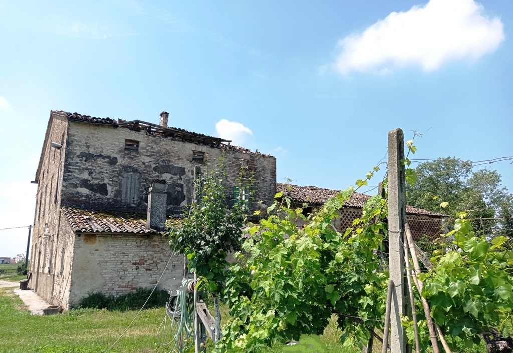 esterno casa da ristrutturare Parma nord