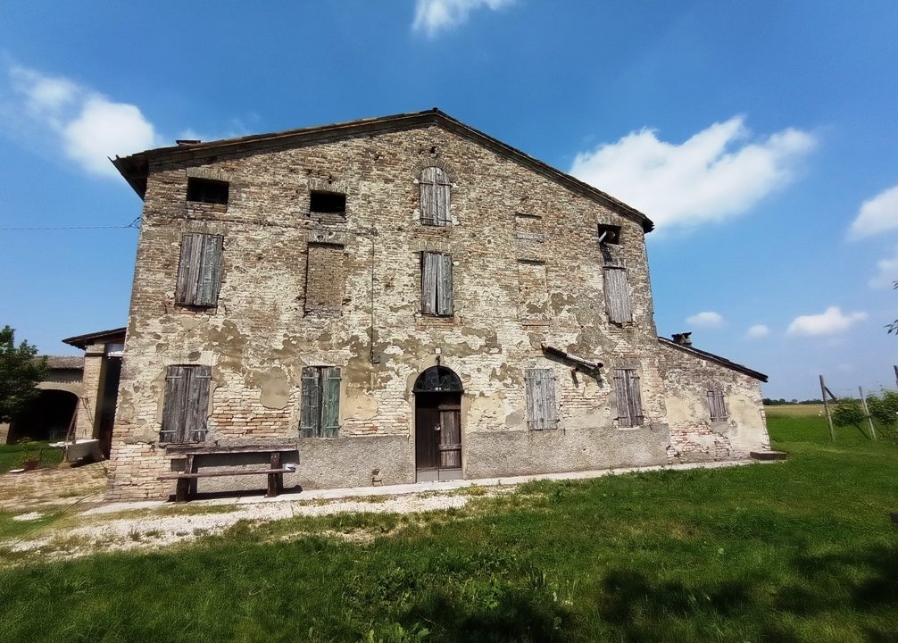 facciata casa da ristrutturare Parma nord