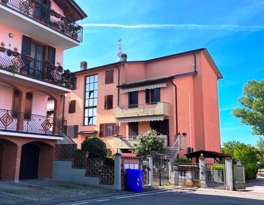facciata casa a schiera Mezzano Superiore
