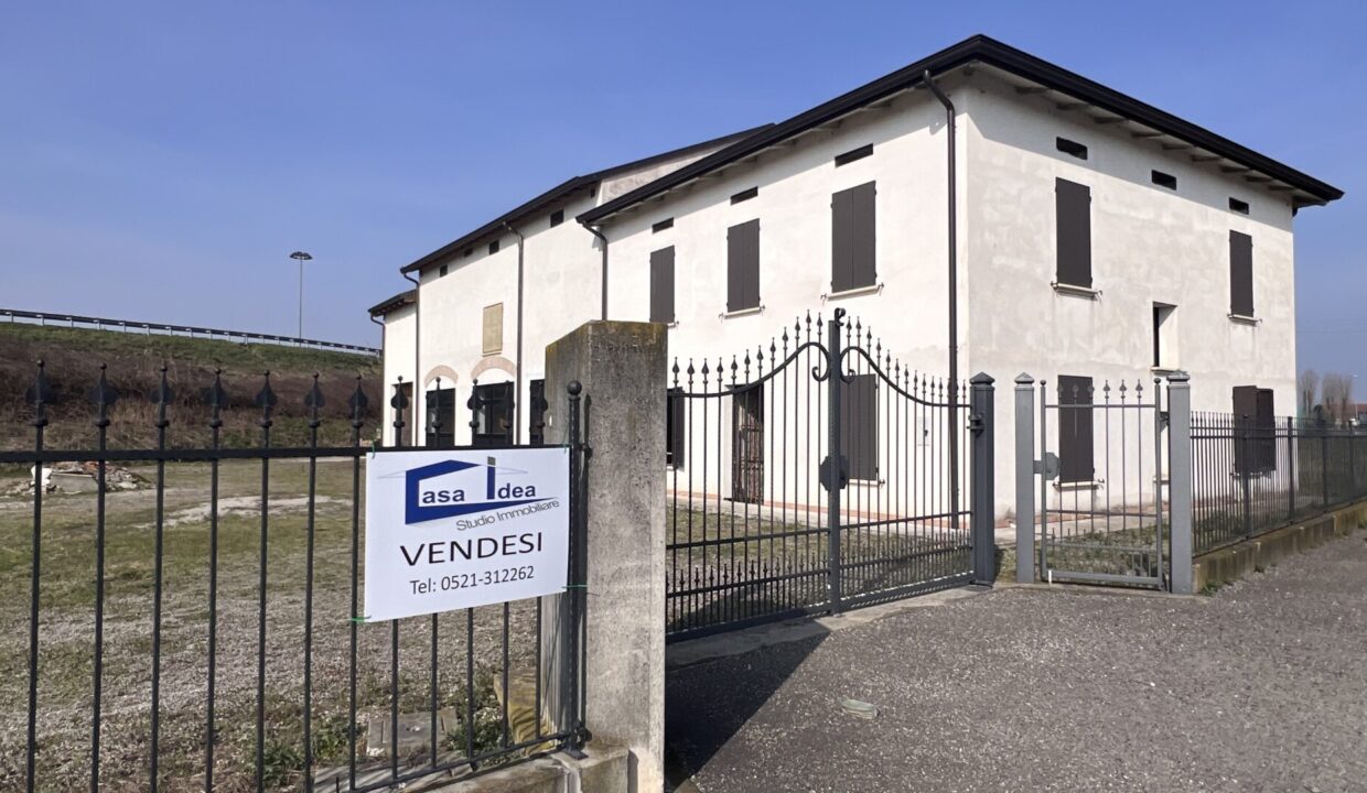 esterno porzione di bifamiliare al grezzo vicinanze Colorno