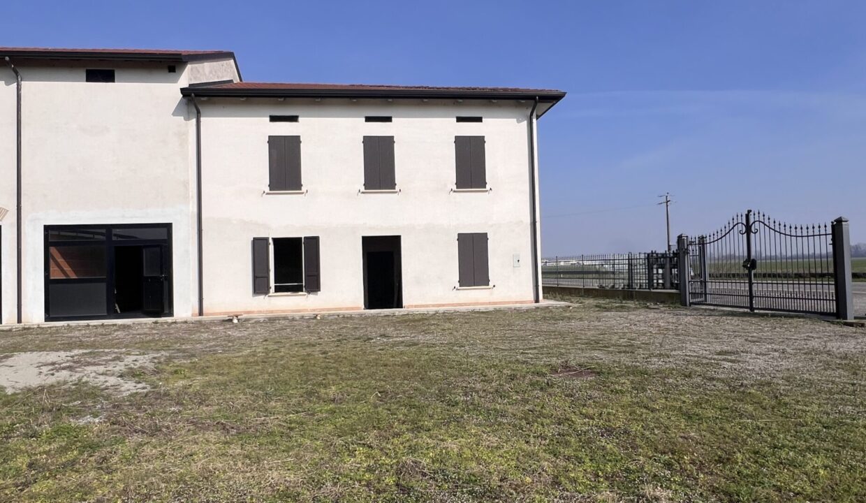 facciata porzione di bifamiliare al grezzo vicinanze Colorno