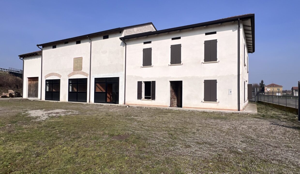 facciata porzione di bifamiliare al grezzo vicinanze Colorno