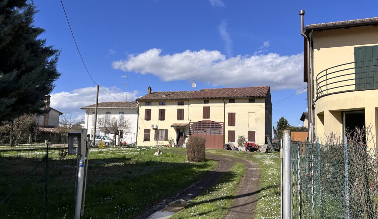 ingresso casa Colorno campagna