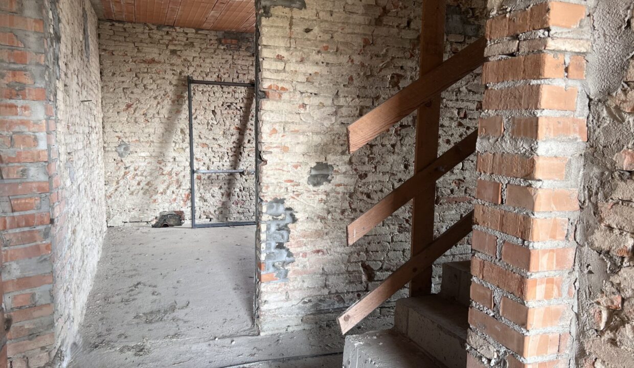 ingresso porzione di bifamiliare al grezzo vicinanze Colorno