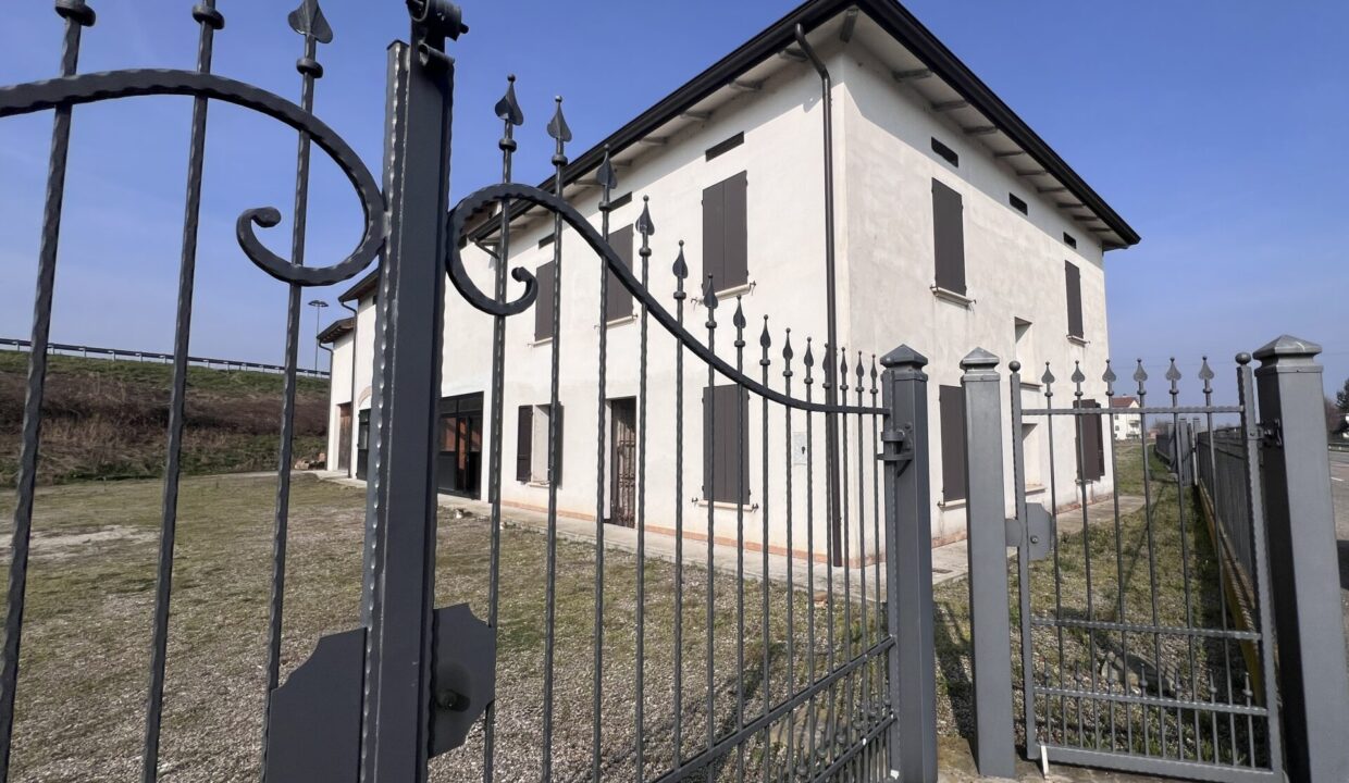 ingresso indipendente porzione di bifamiliare al grezzo vicinanze Colorno