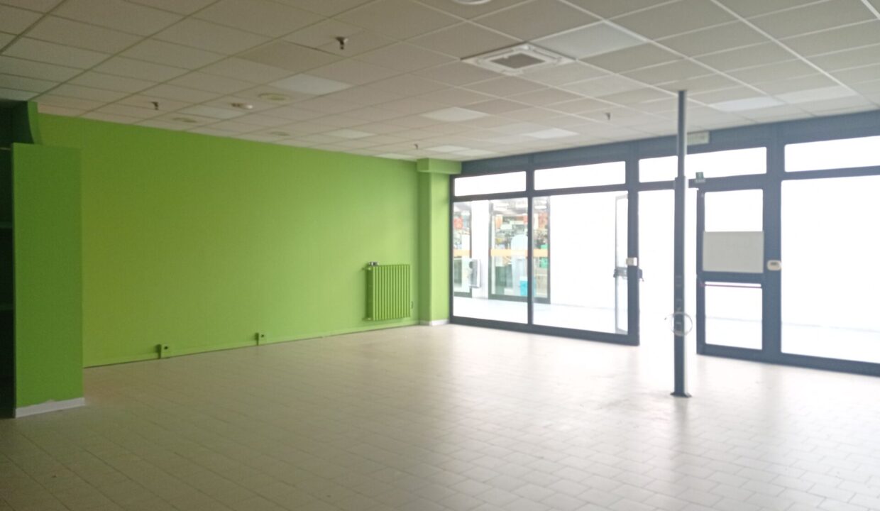 interno negozio in centro commerciale Colorno
