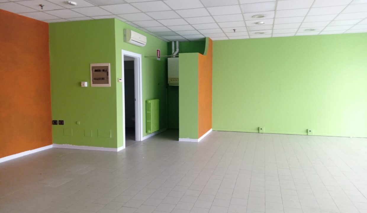 interno negozio in centro commerciale Colorno