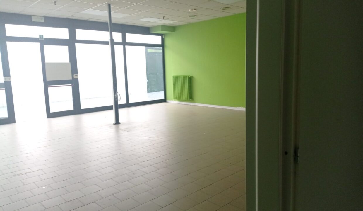 interno negozio in centro commerciale Colorno