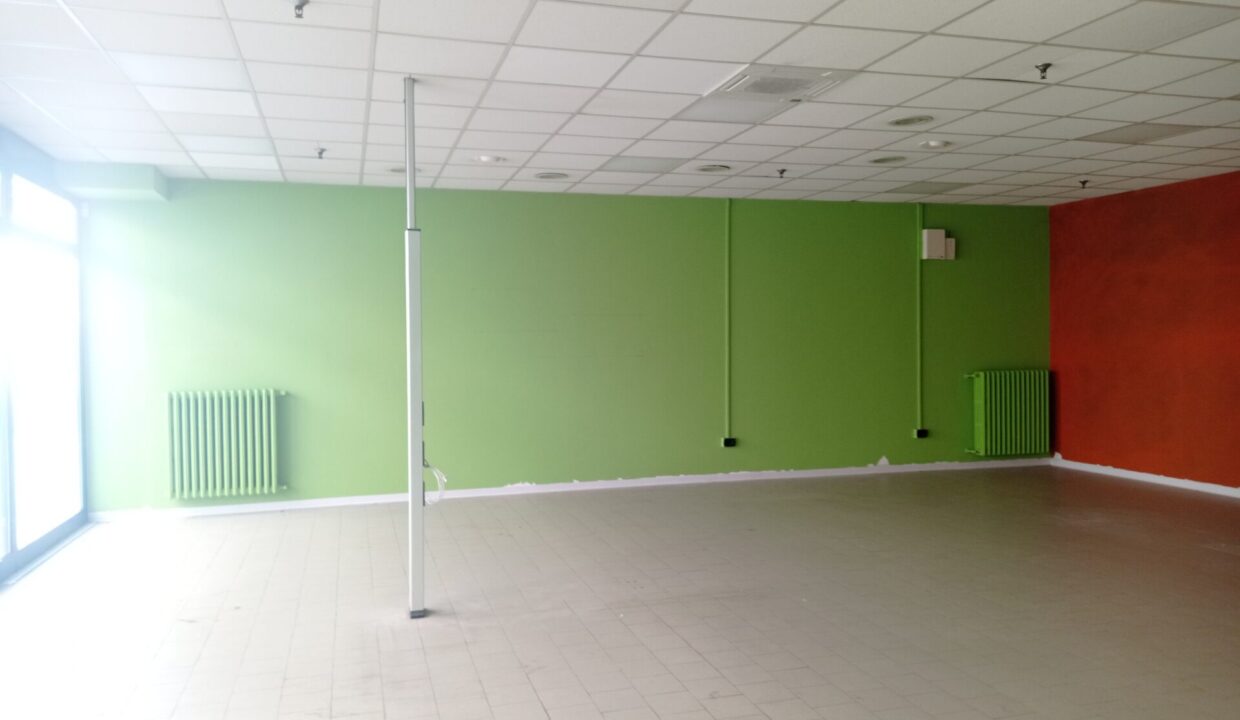 interno negozio in centro commerciale Colorno