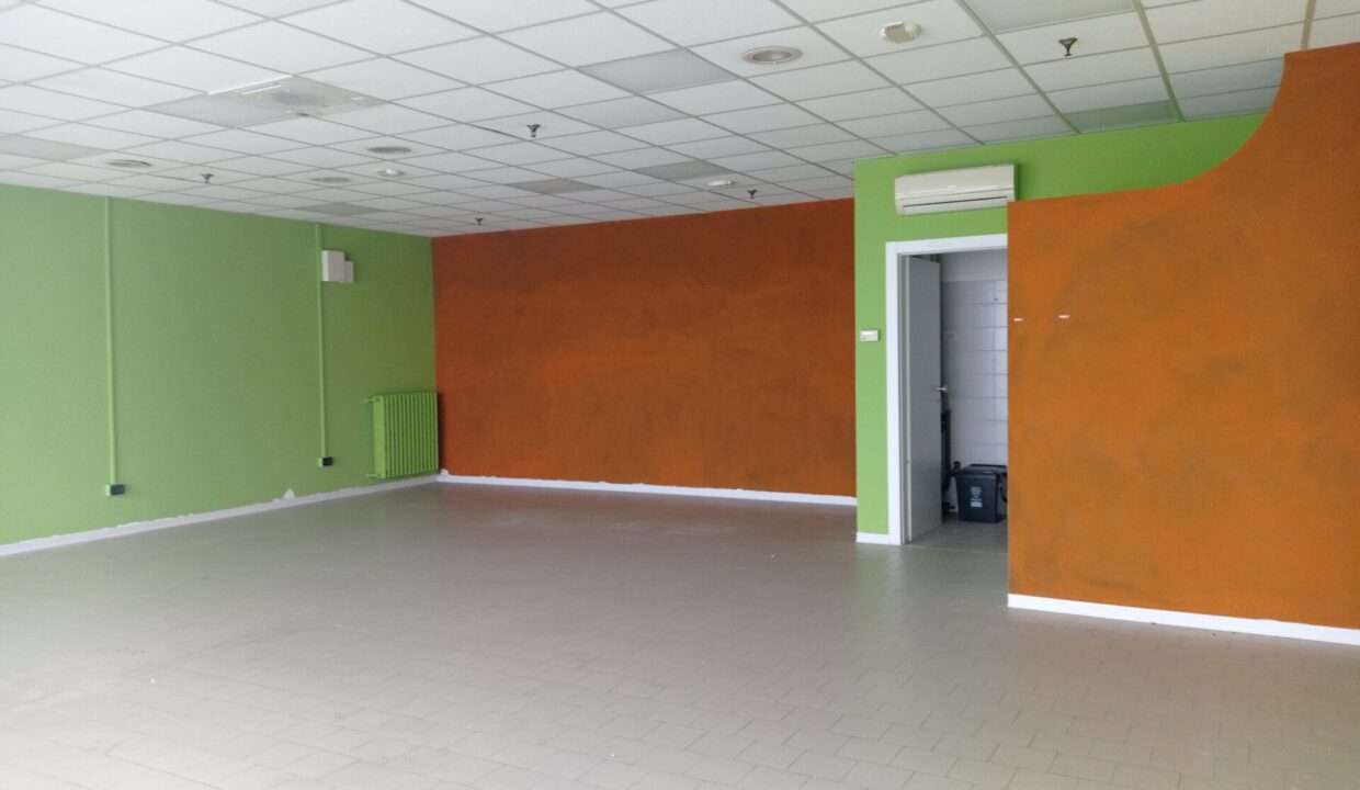 interno negozio in centro commerciale Colorno