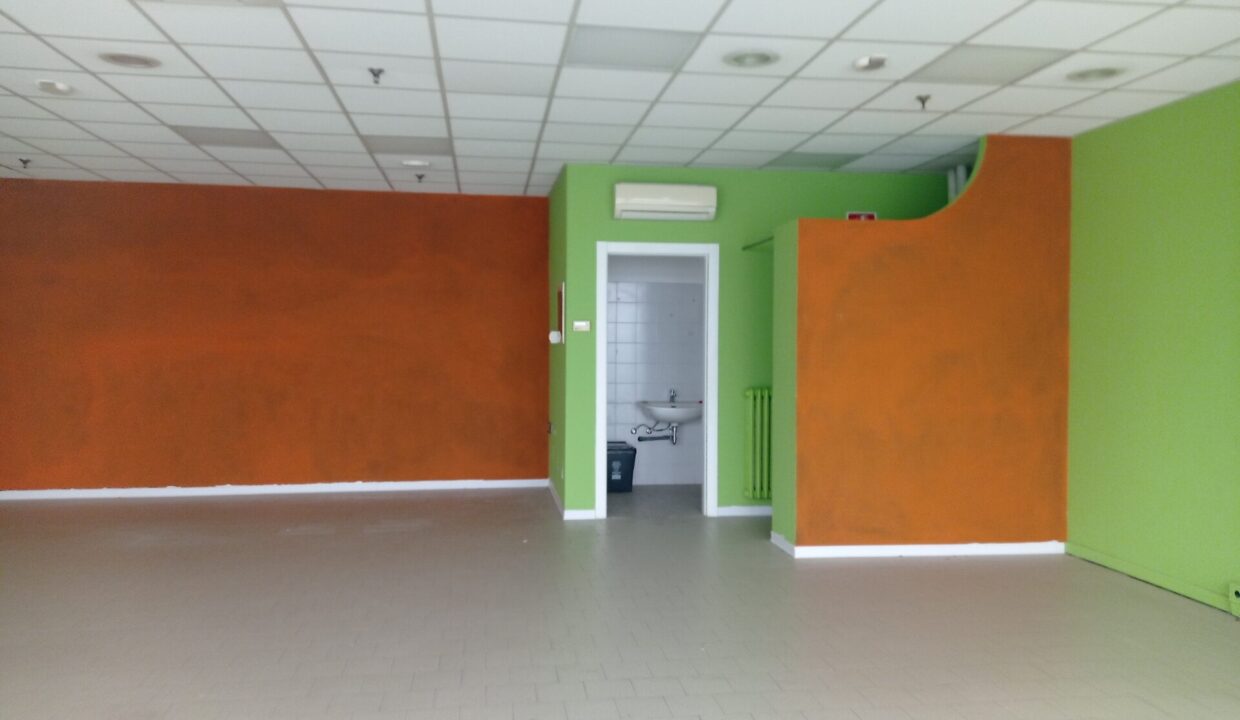 interno negozio in centro commerciale Colorno