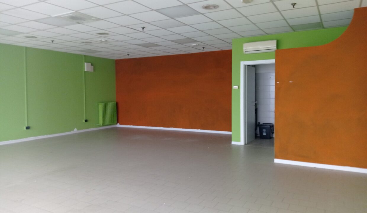 interno negozio in centro commerciale Colorno
