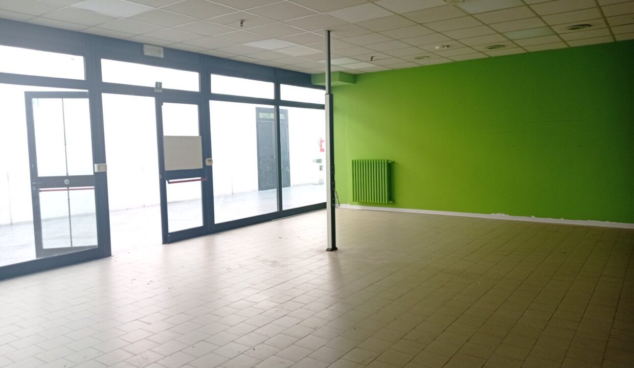 interno negozio in centro commerciale Colorno