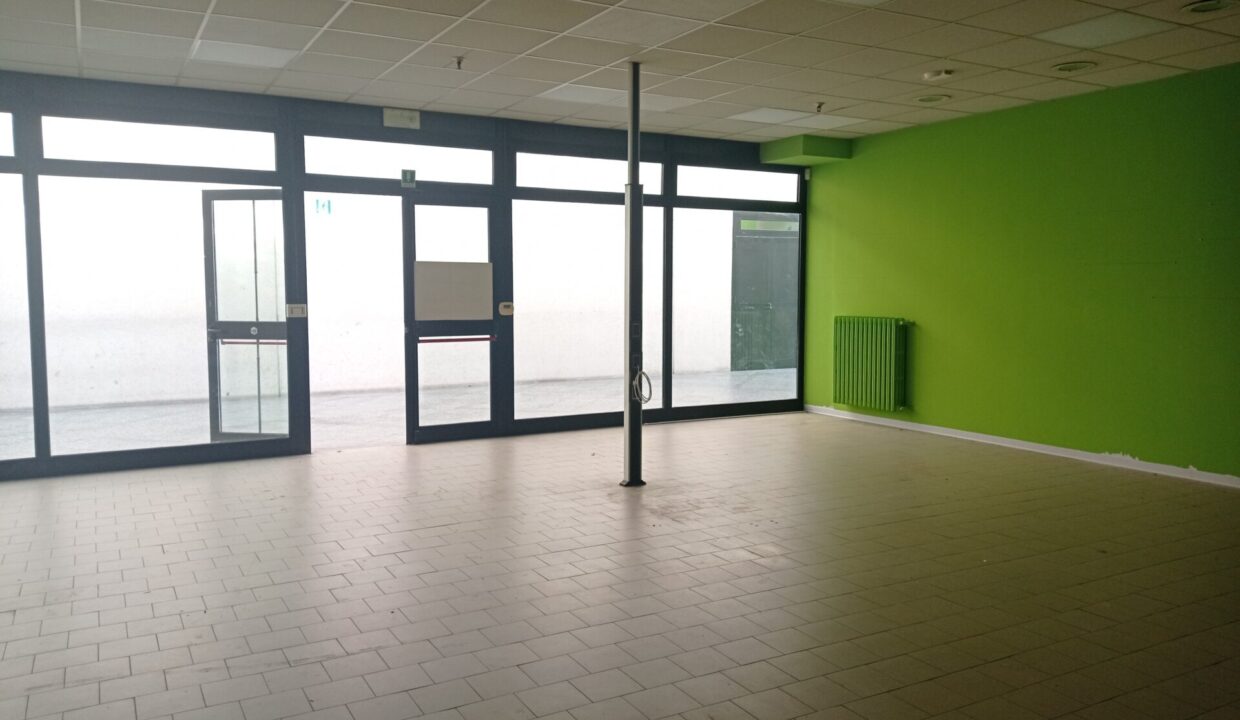 interno negozio in centro commerciale Colorno