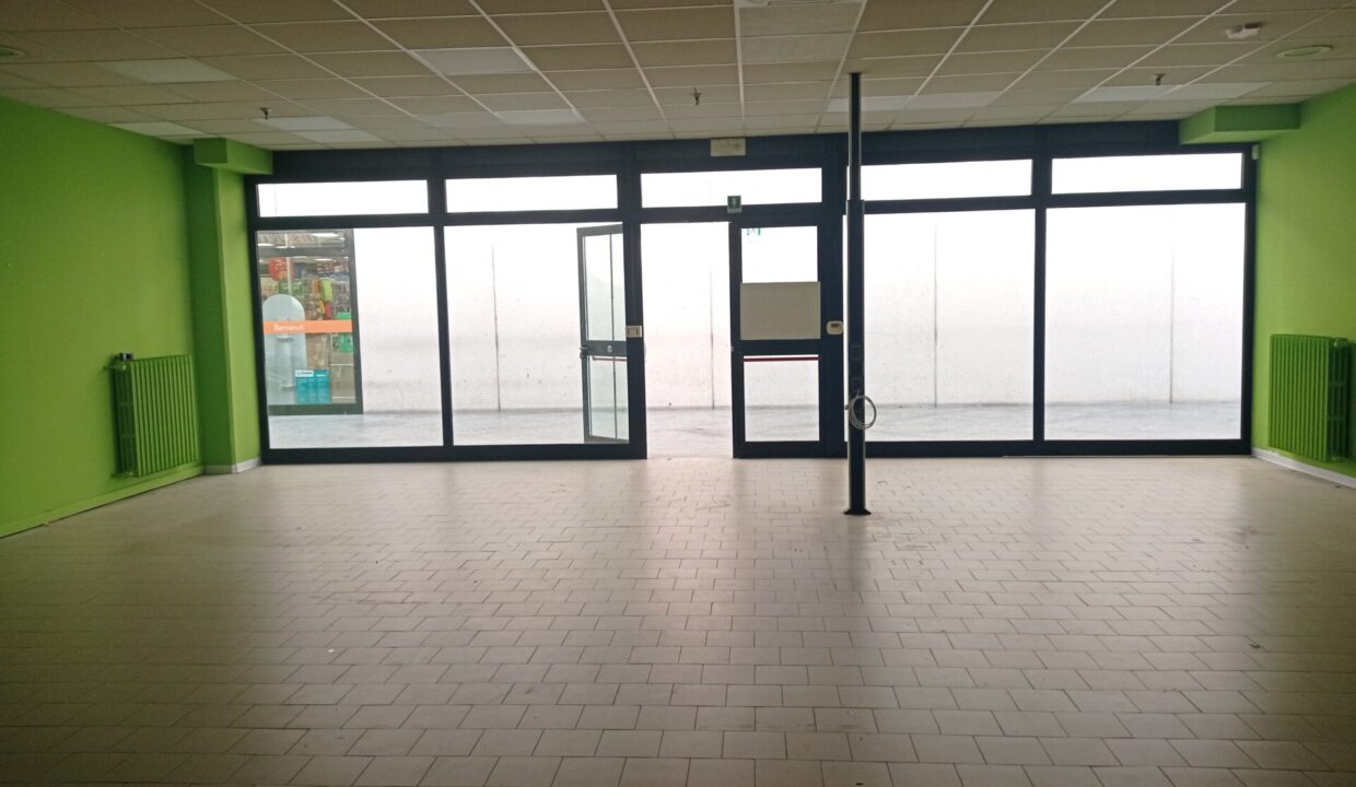 interno negozio in centro commerciale Colorno