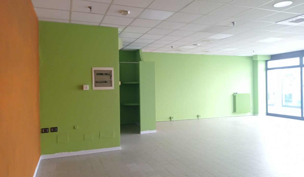 interno negozio in centro commerciale Colorno