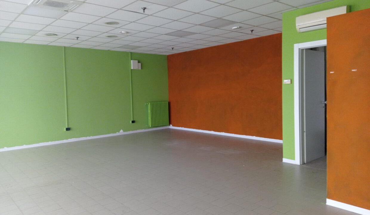 interno negozio in centro commerciale Colorno