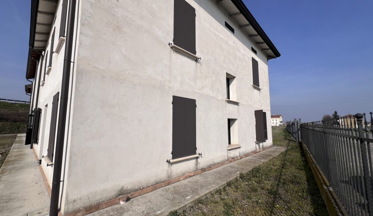 lato porzione di bifamiliare al grezzo vicinanze Colorno