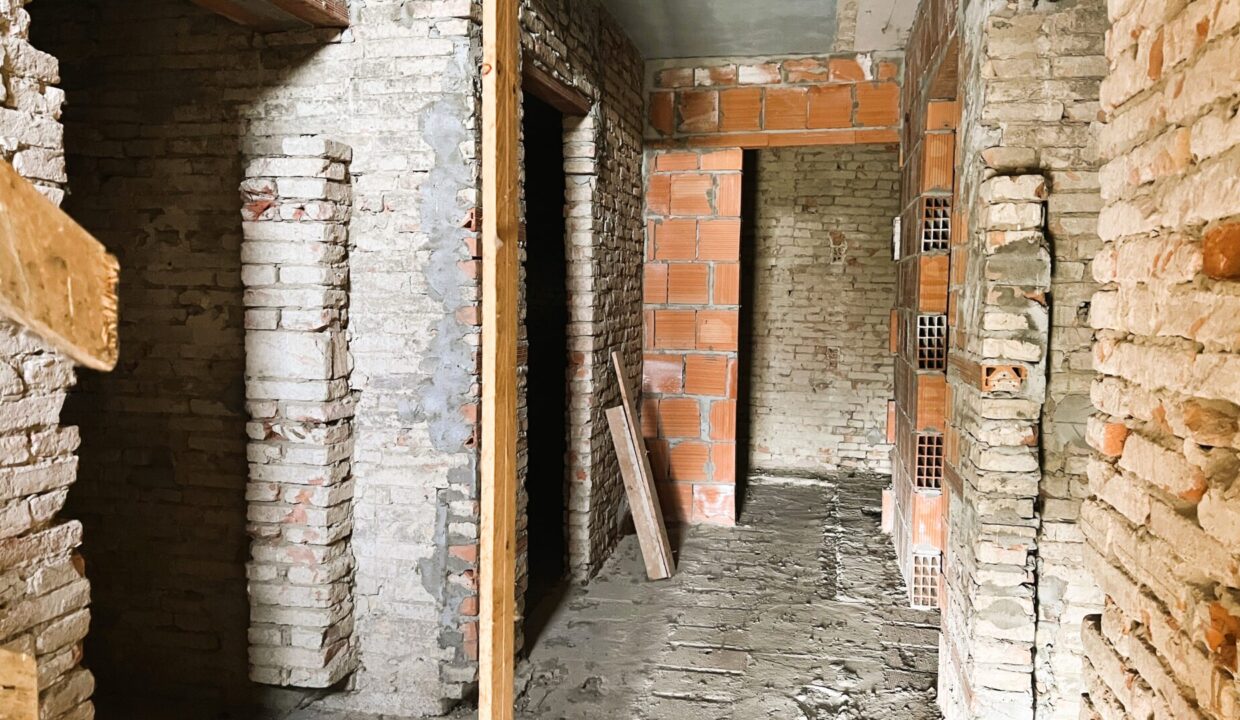 primo piano porzione di bifamiliare al grezzo vicinanze Colorno