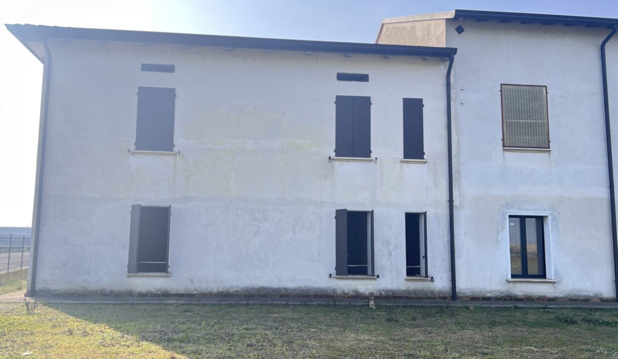 retro porzione di bifamiliare al grezzo vicinanze Colorno