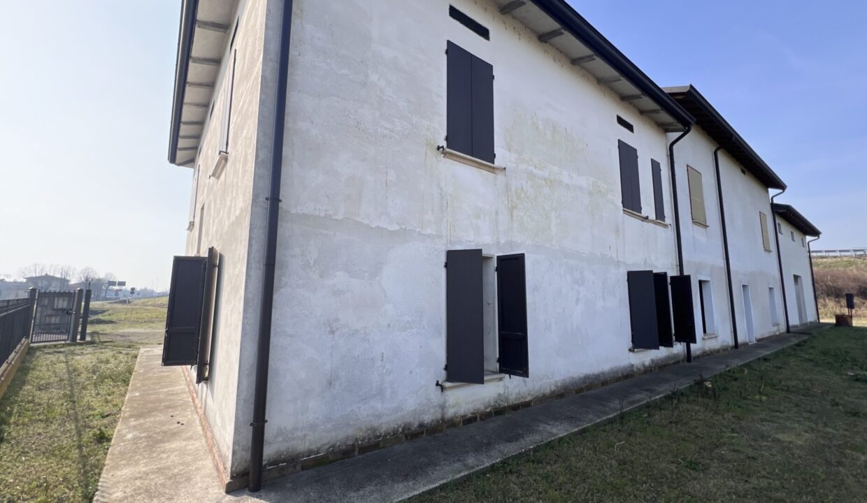 retro porzione di bifamiliare al grezzo vicinanze Colorno