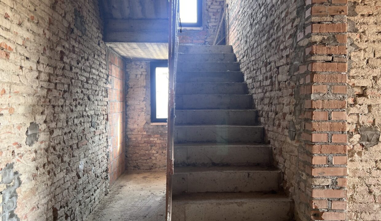 scala porzione di bifamiliare al grezzo vicinanze Colorno