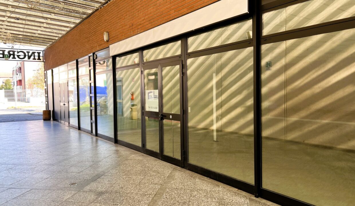 vetrina negozio in centro commerciale Colorno