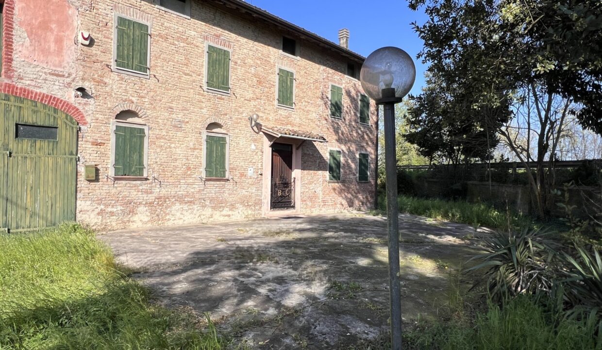 cortile casa indipendente con podere vicino a Colorno